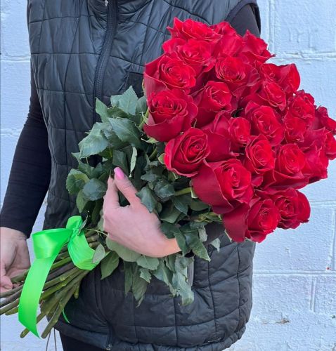 "Севилья"- букет из красных роз с доставкой по городу по Киришам